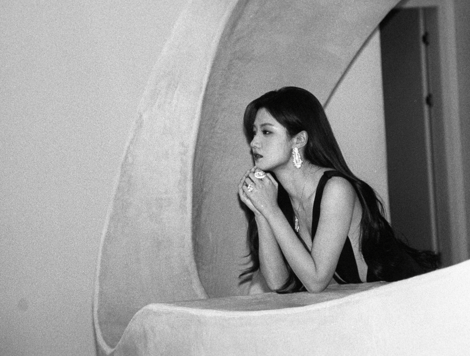 卢昱晓工作花絮曝光 神态松弛自然又可爱