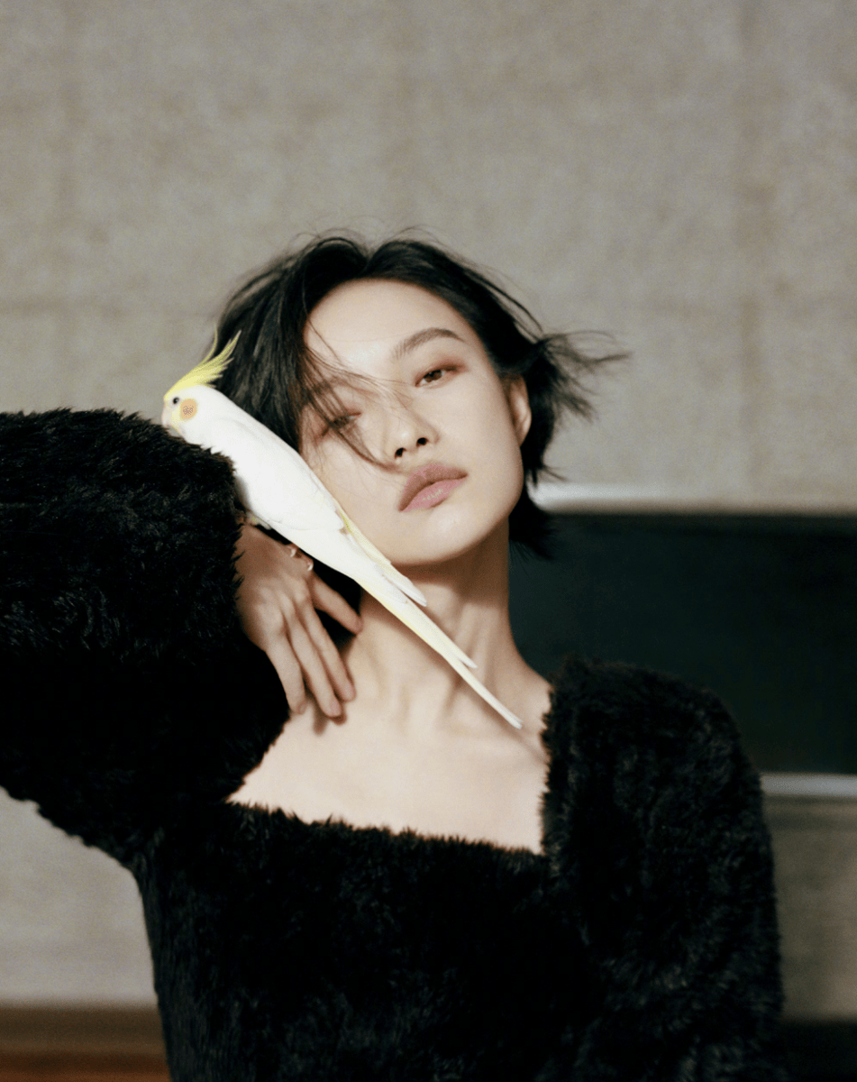 倪妮短发造型搭配精致饰件 抱着小狗松弛治愈