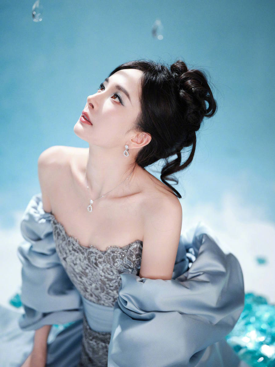 杨幂穿镂空裙性感迷人 纤细美腿若隐若现身材好