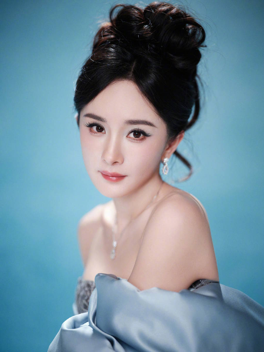 杨幂穿镂空裙性感迷人 纤细美腿若隐若现身材好