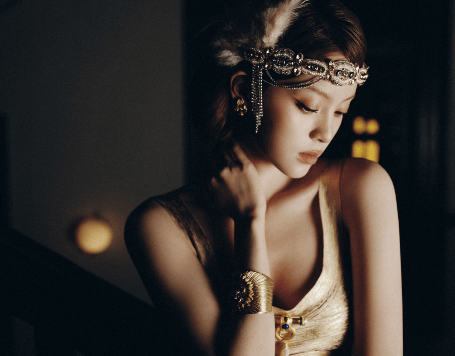 欧阳娜娜金裙摆凸显好身材 绚烂光泽裹着柔缓绮梦