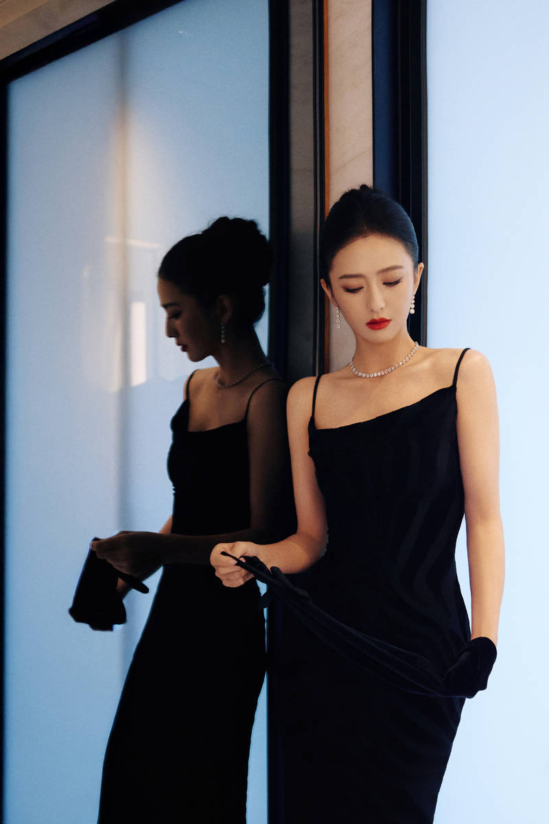 佟丽娅穿吊带裙勾勒曼妙身姿!风情万种女人味十足