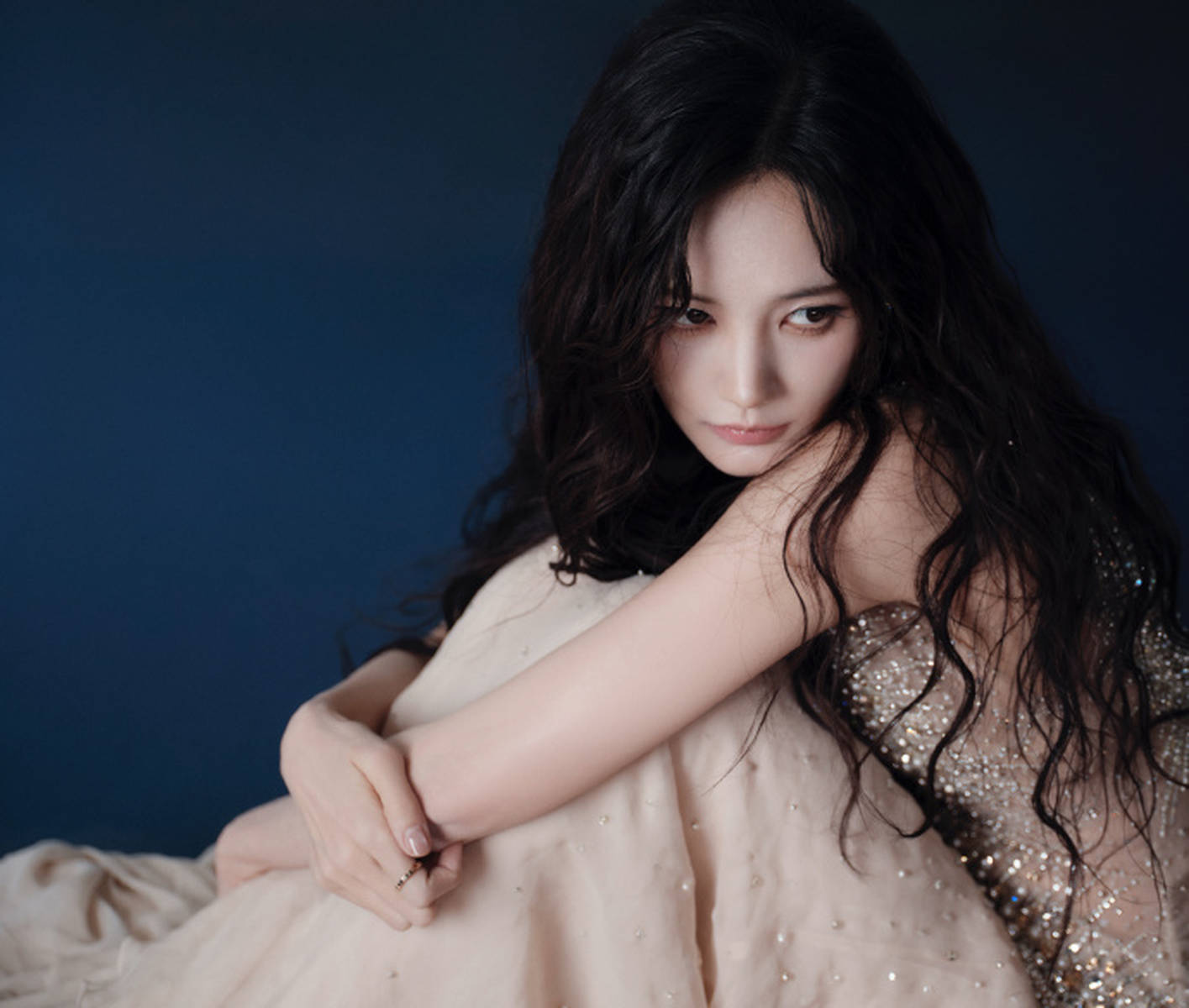 李一桐穿肉色薄纱裙点缀钻石 微微歪头眼神勾人