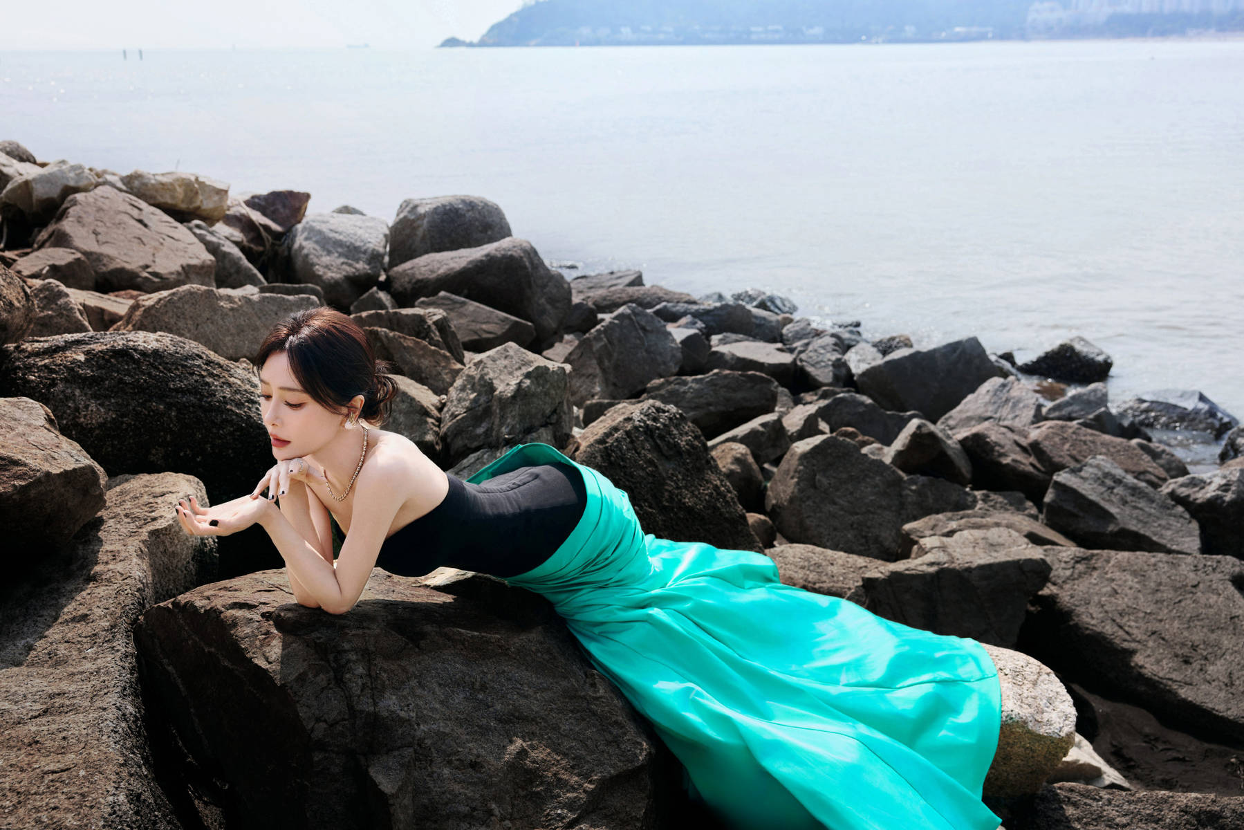 秦岚穿缎面裙似美人鱼女王!玲珑身材让人大饱眼福