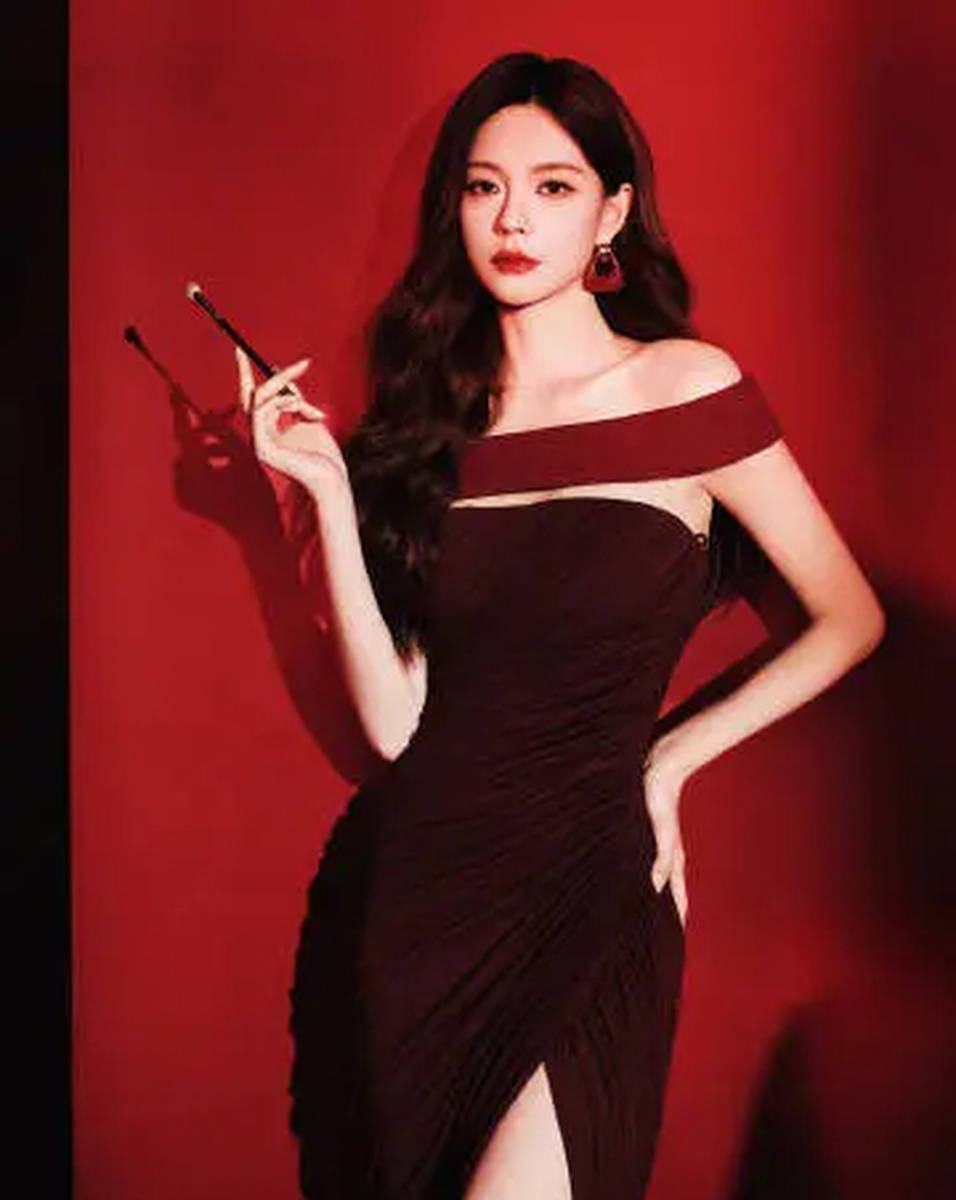 沈梦辰穿红色开衩长裙性感明媚 小露美腿酷飒清冷