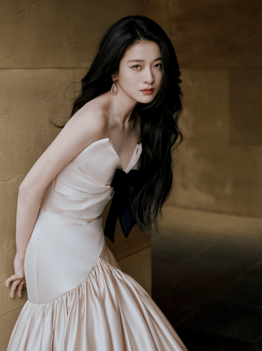 张雪迎穿缎面礼裙温婉大气 穿梭光影诠释电影质感