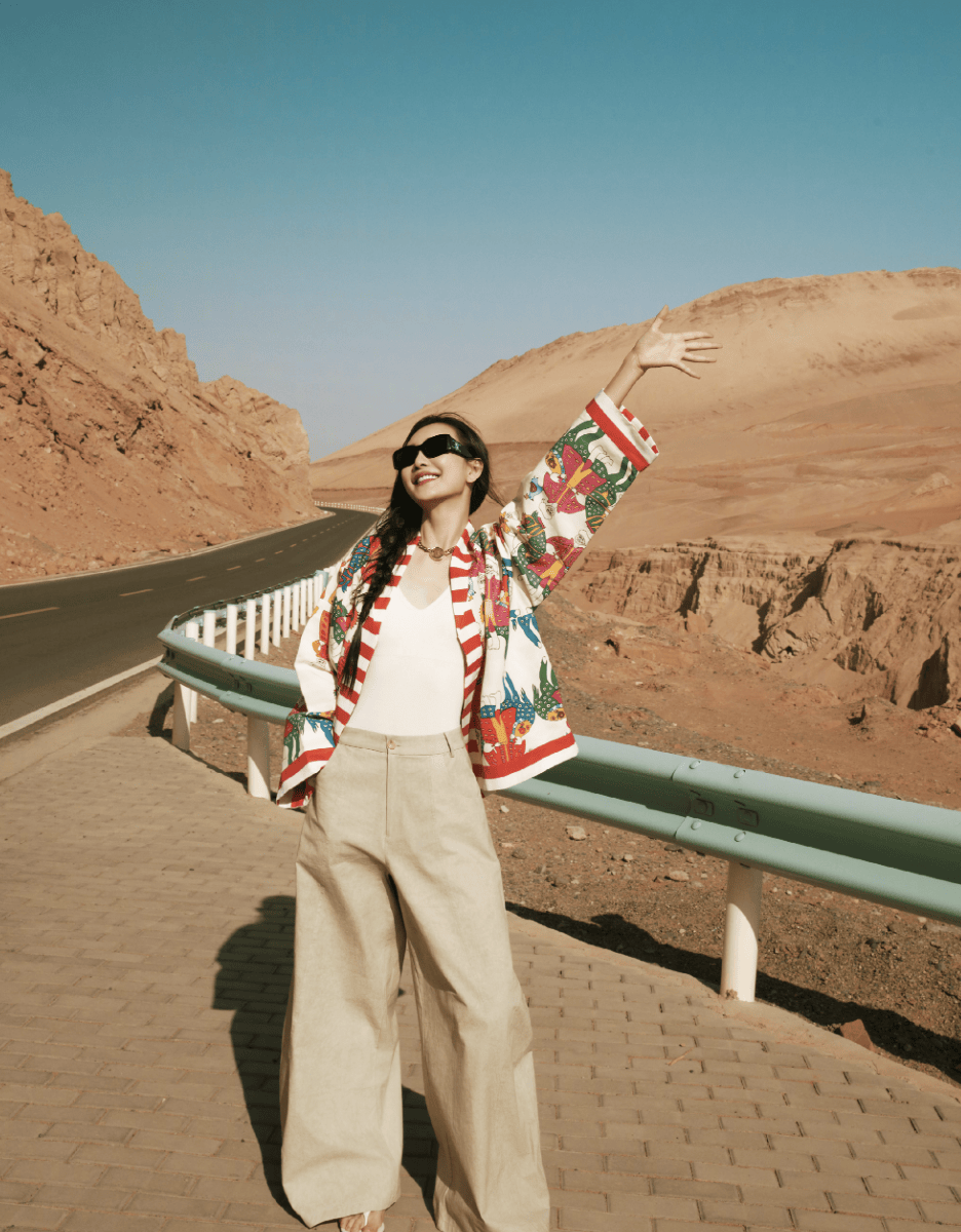 王鸥编发造型搭配彩纹外套 墨镜遮脸随性又自然