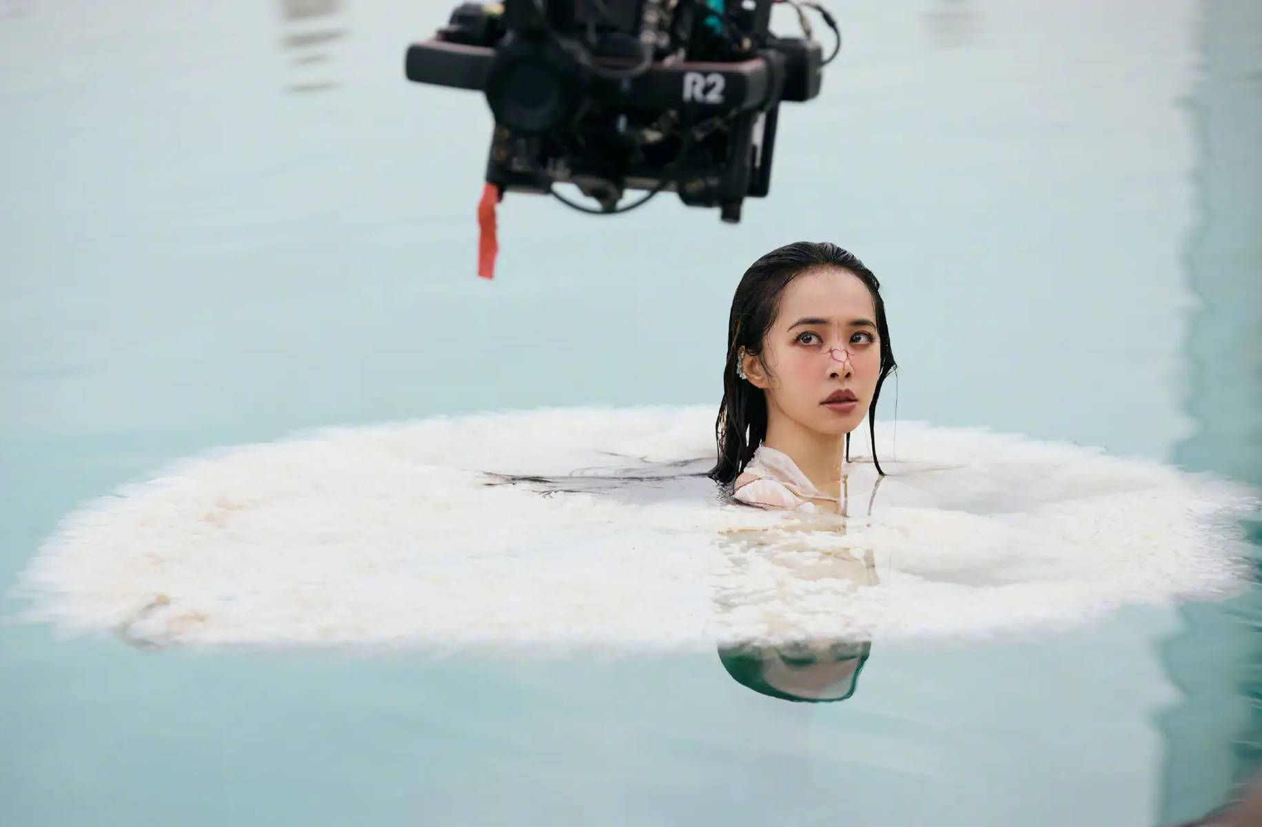 蔡依林穿白色长裙勾勒曲线身材 精彩画面超吸睛!