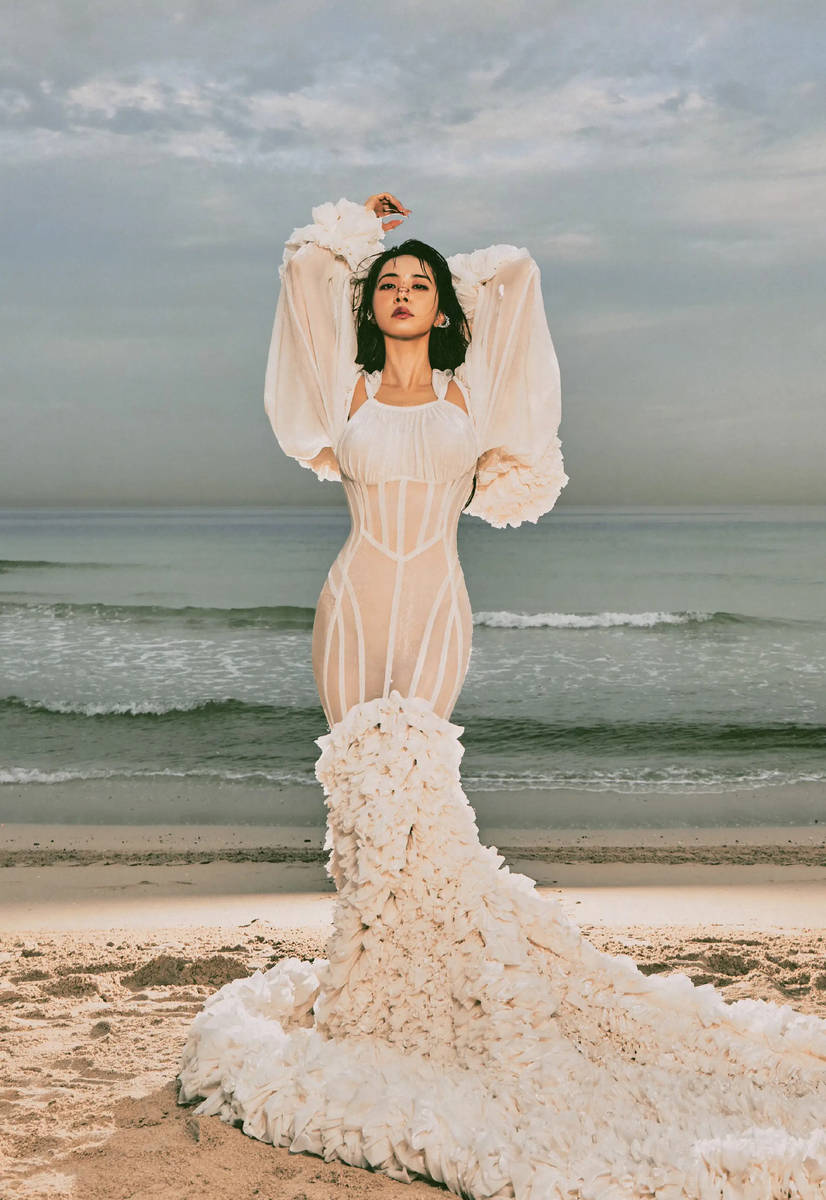 蔡依林穿白色长裙勾勒曲线身材 精彩画面超吸睛!