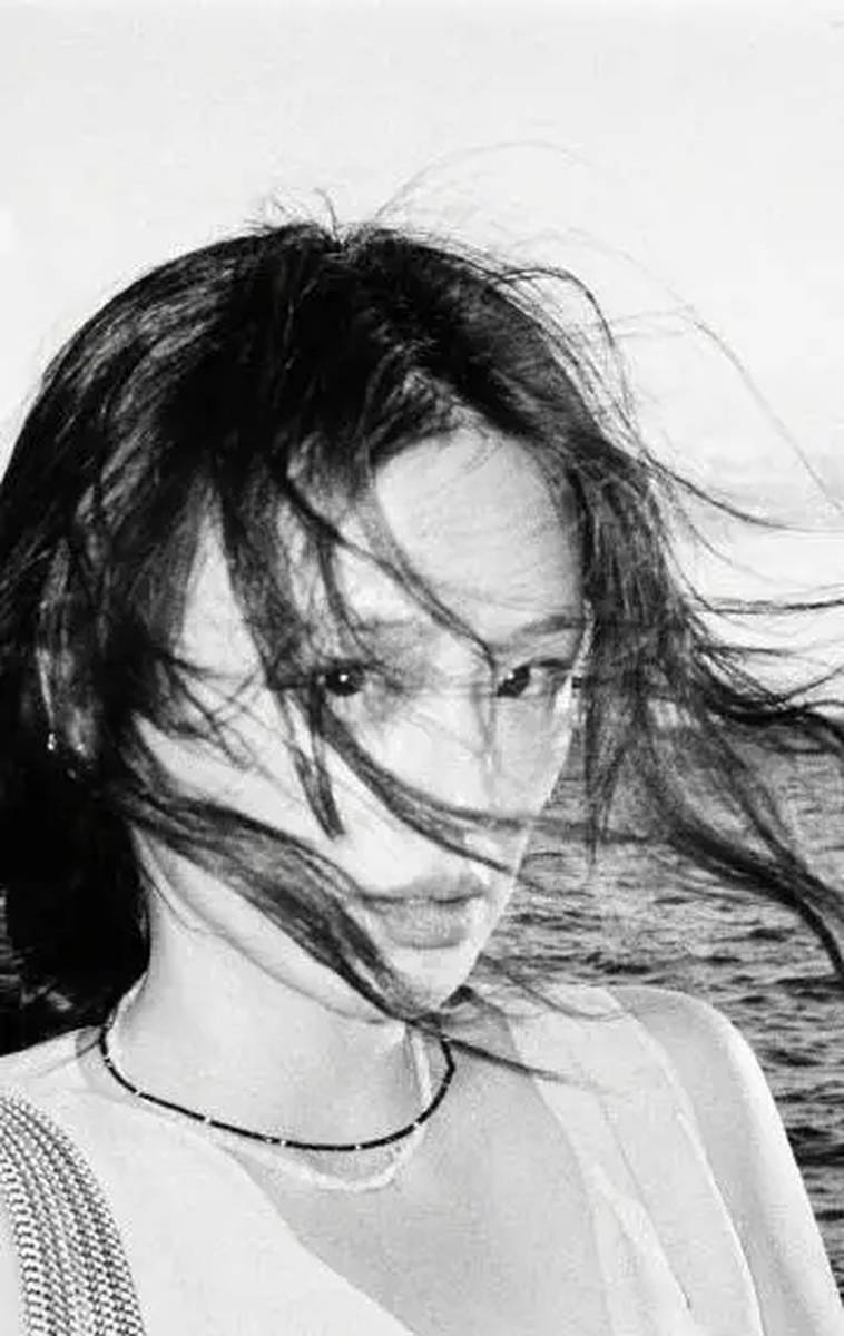 马思纯化身文艺女主 秀发飘逸故事感拉满