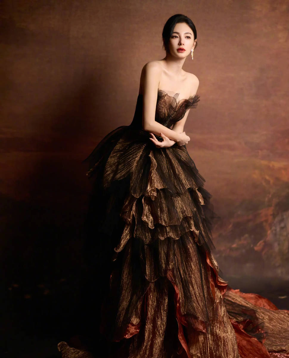 张雨绮一袭棕色裙子宛若女王 低头垂眸眼神柔和