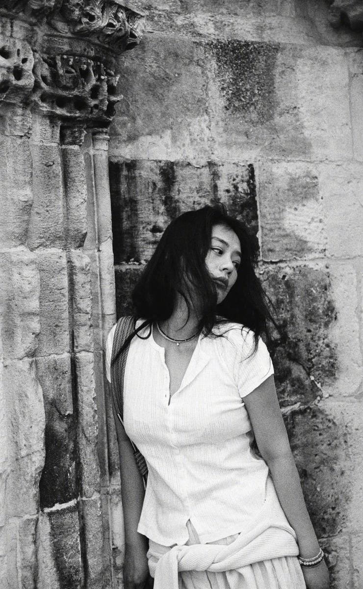 马思纯化身文艺女主 秀发飘逸故事感拉满