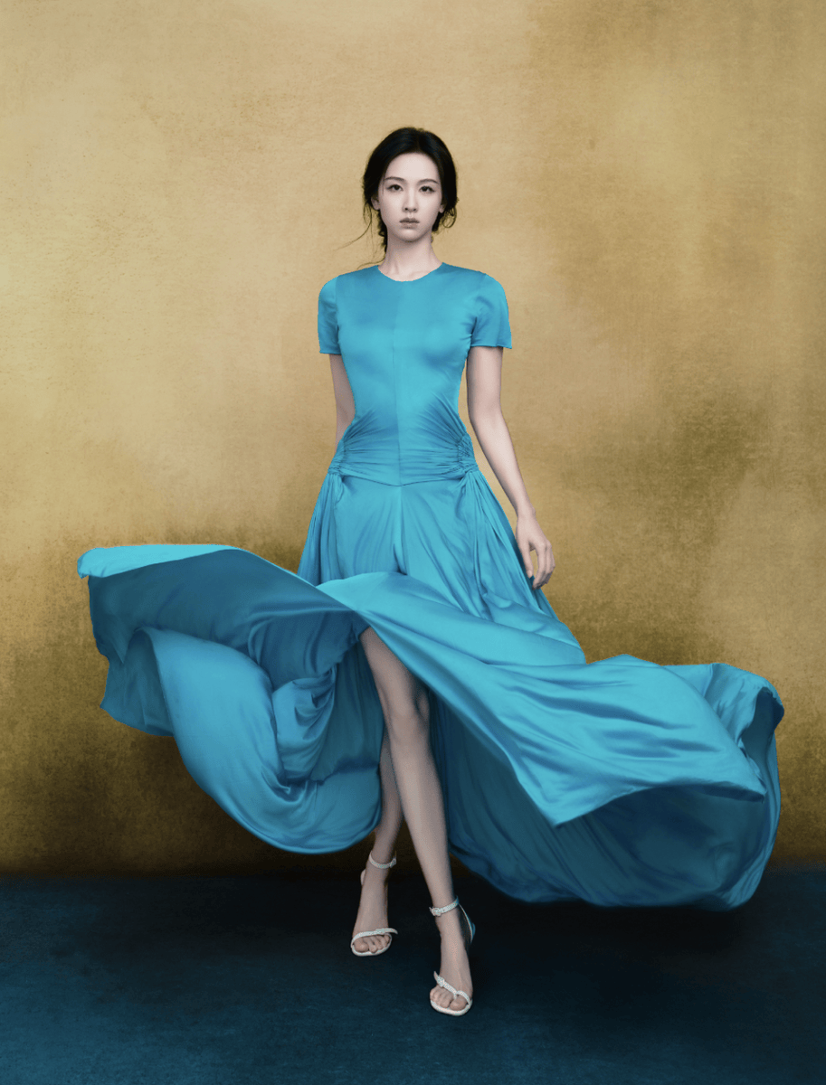 陈都灵穿宝蓝长裙腰肢纤细 轻抬裙摆灵动优雅