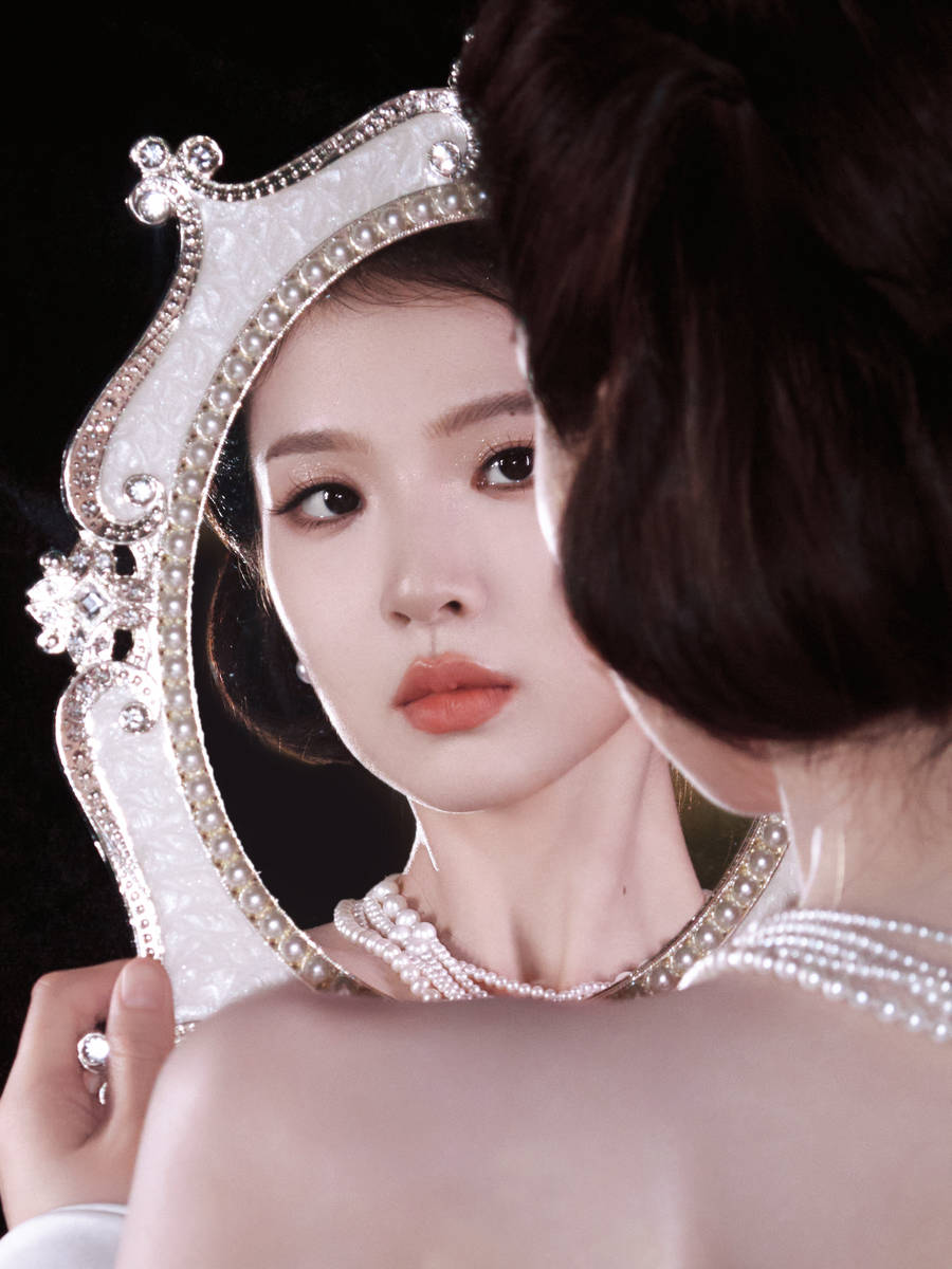 张淼怡穿深V礼服又纯又欲 垂眸沉思更添迷人韵味