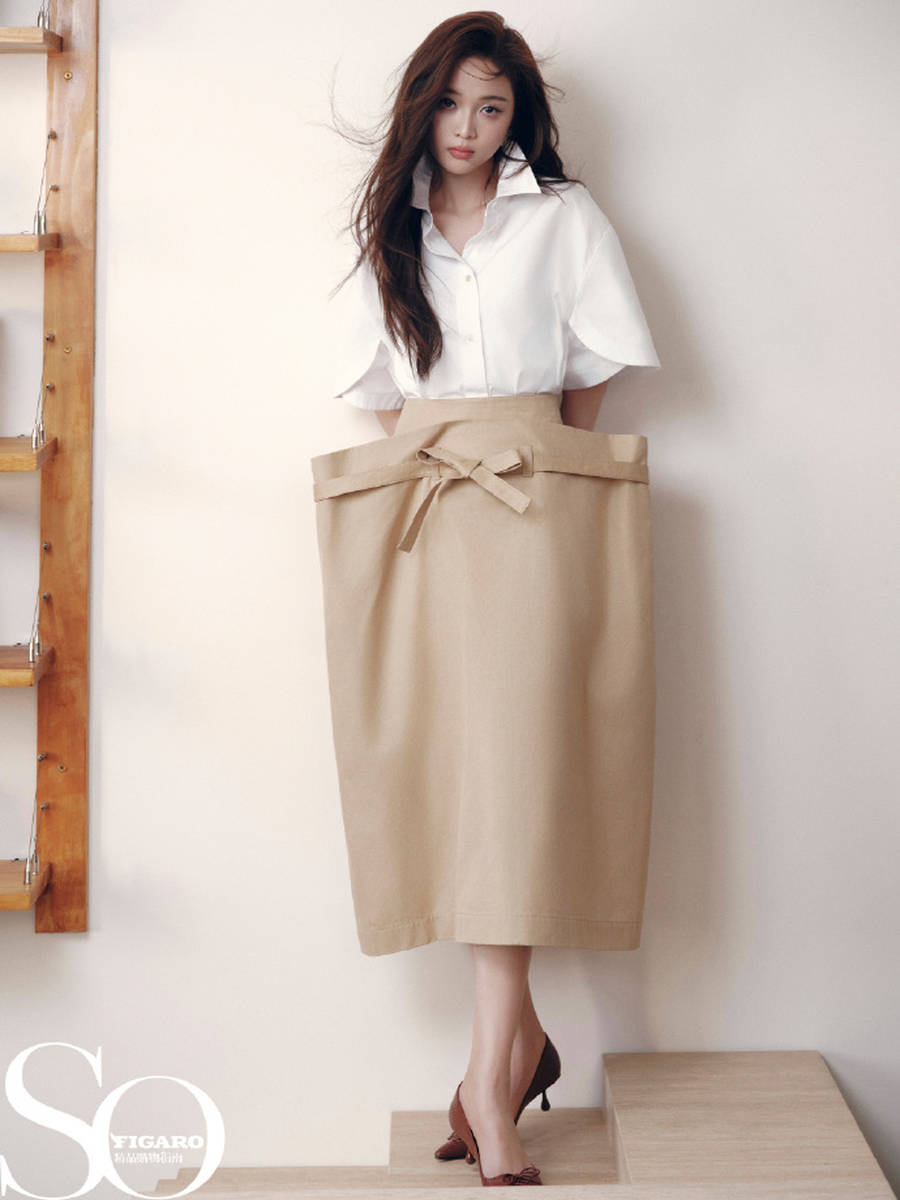 吴宣仪化身芭蕾女孩灵动活泼 靠黑色沙发慵懒随性