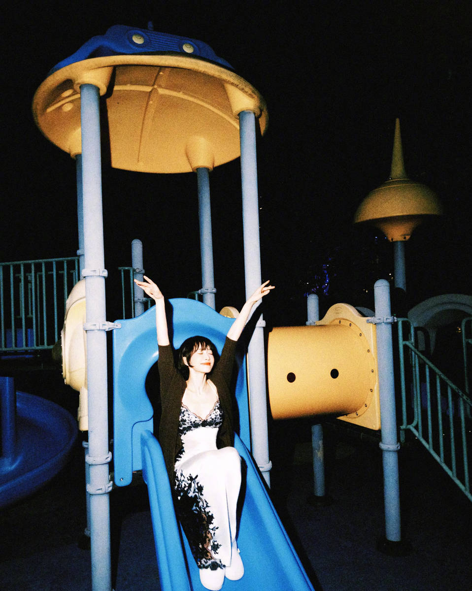 宋茜穿蕾丝吊带裙姿态灵动 双手捧脸娇俏又松弛