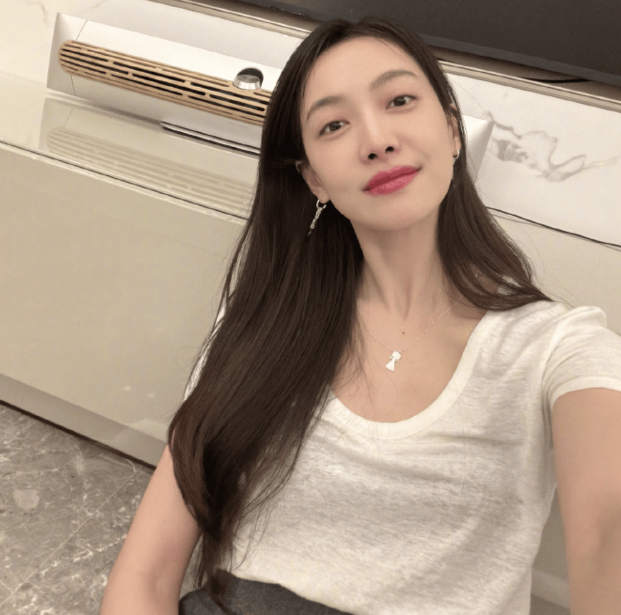 宋茜着简约白上衣神态柔和 长发轻扬随性自在