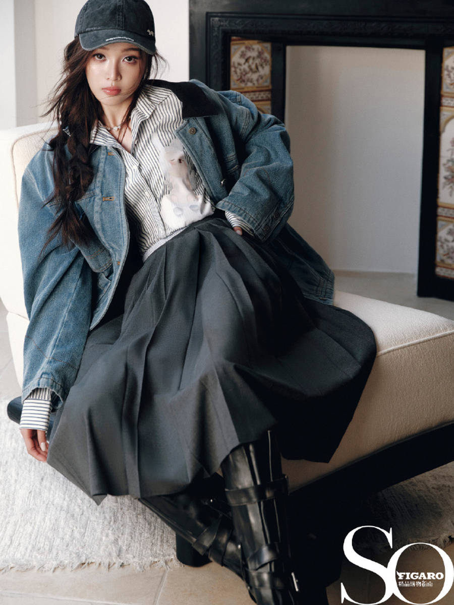 吴宣仪化身芭蕾女孩灵动活泼 靠黑色沙发慵懒随性