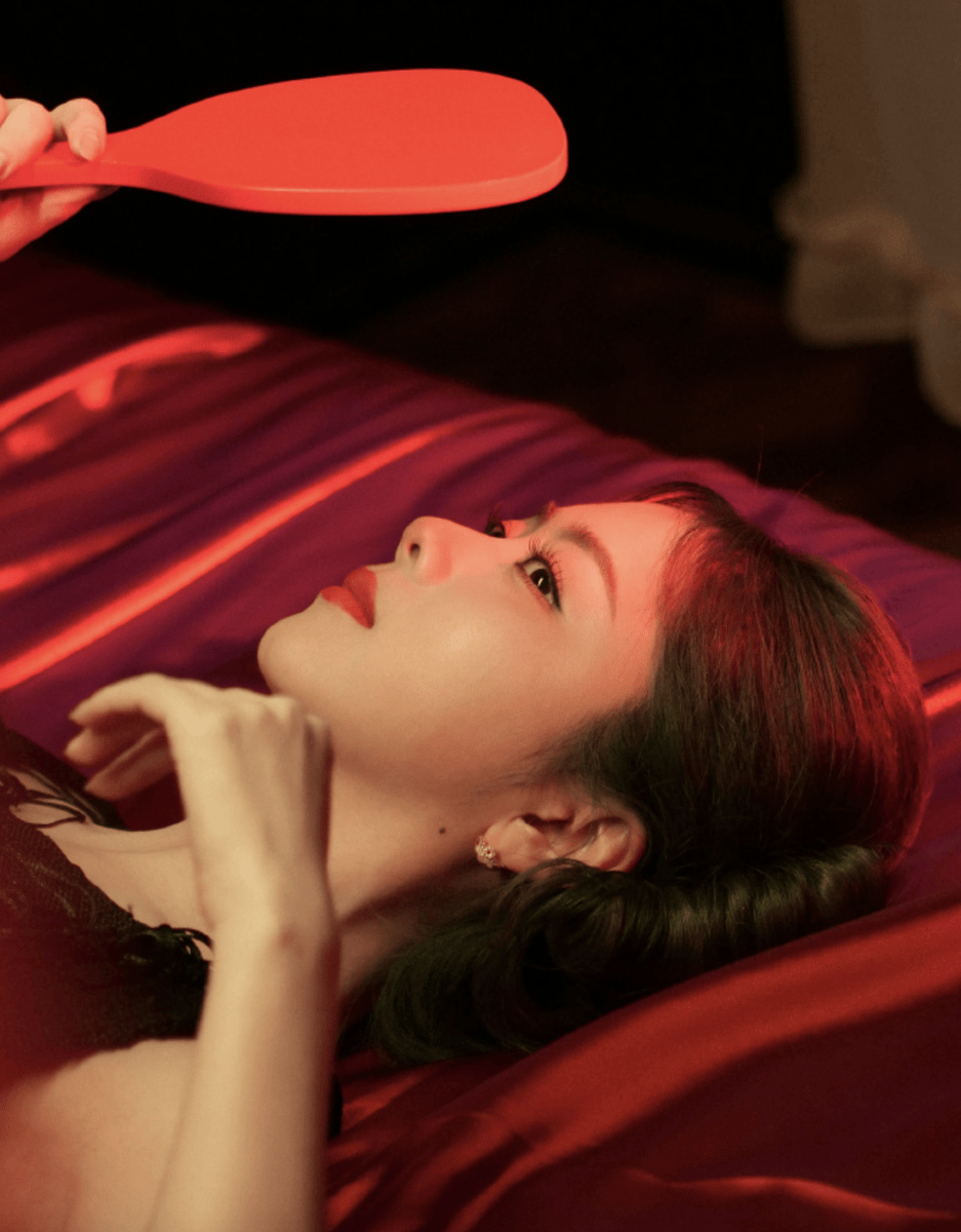 谭松韵复古盘发利落精致 光影下尽显明艳多变