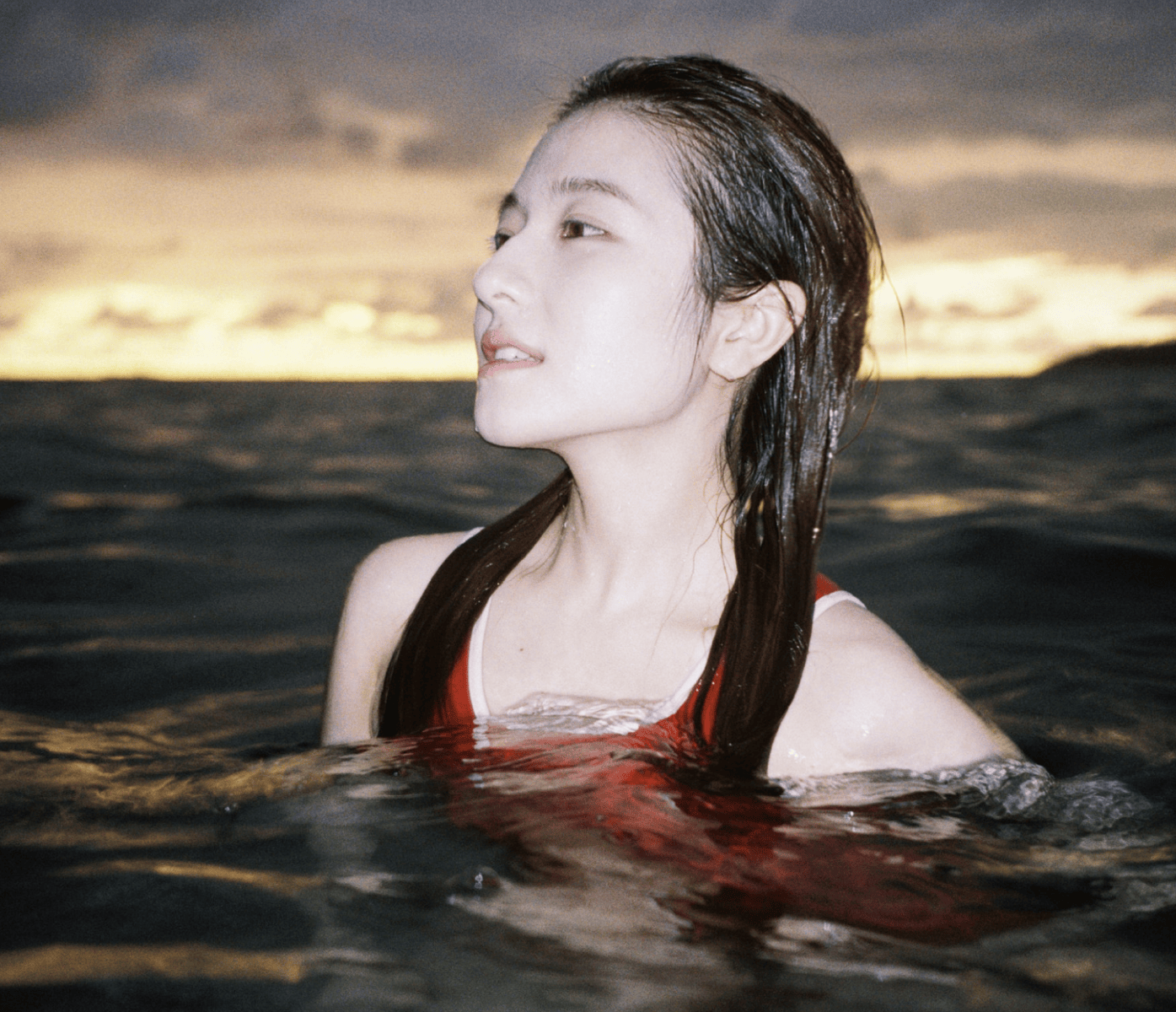 李兰迪穿红色泳衣身材吸睛 尽显盛夏的活力与明媚