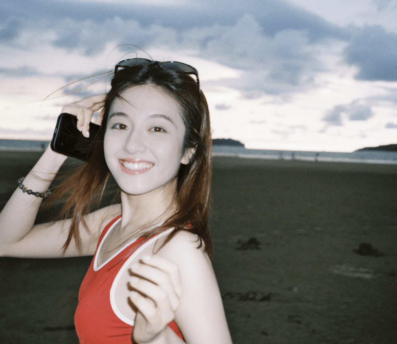 李兰迪穿红色泳衣身材吸睛 尽显盛夏的活力与明媚