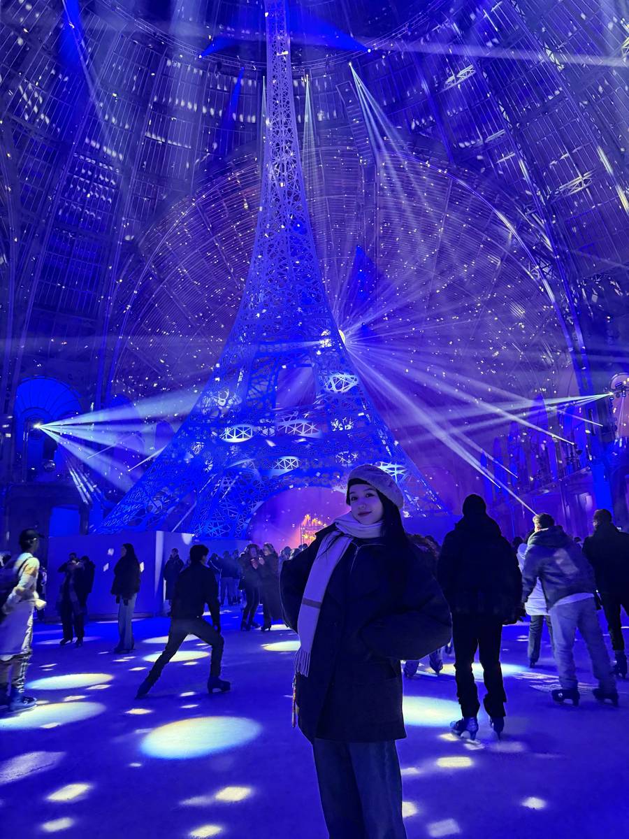 周也晒法国旅行美照好可爱 戴贝雷帽模仿电影海报