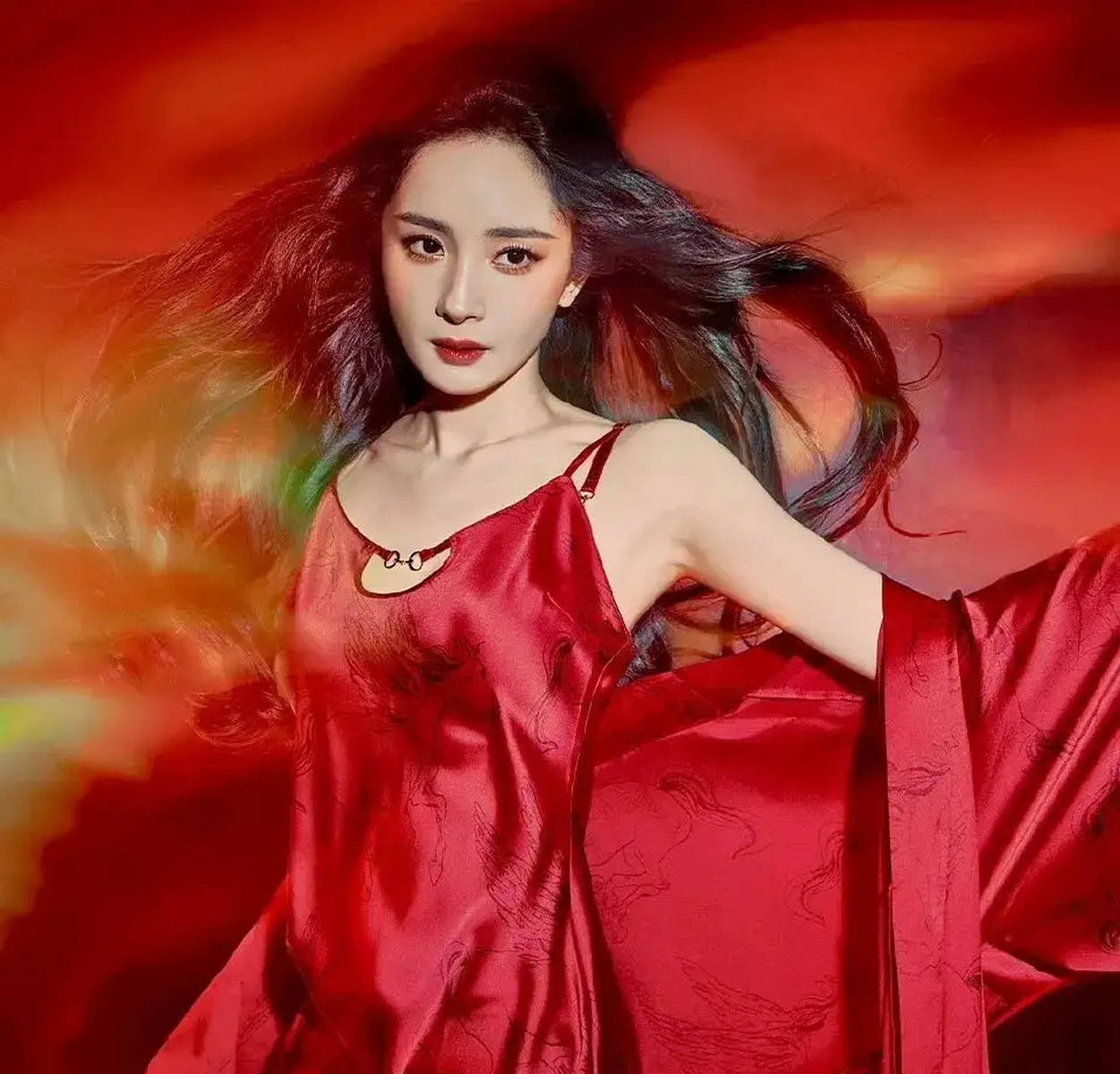 杨幂戴钻石脸链妩媚动人 穿性感吊带媚眼如丝