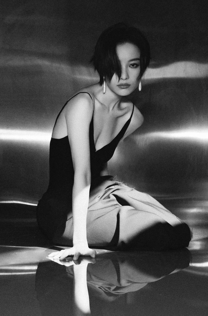 倪妮穿V领吊带裙大秀好身材 利落短发造型又美又飒