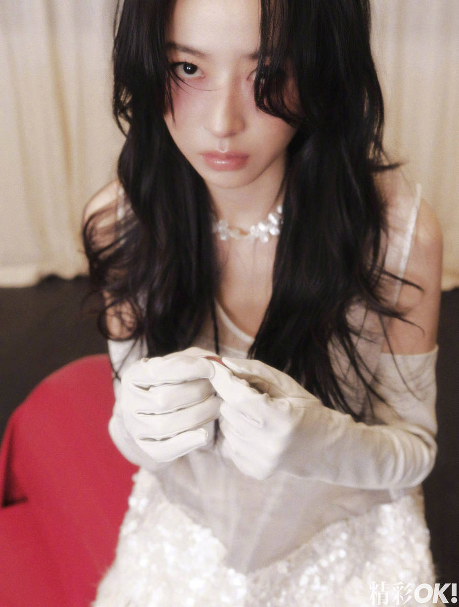 周雨彤穿白裙身材窈窕 丝袜勾勒纤细美腿