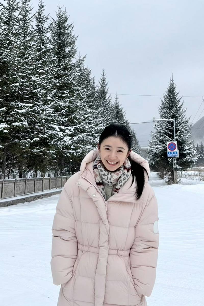 刘浩存穿粉色羽绒服笑容清甜 雪中奔跑充满生命力