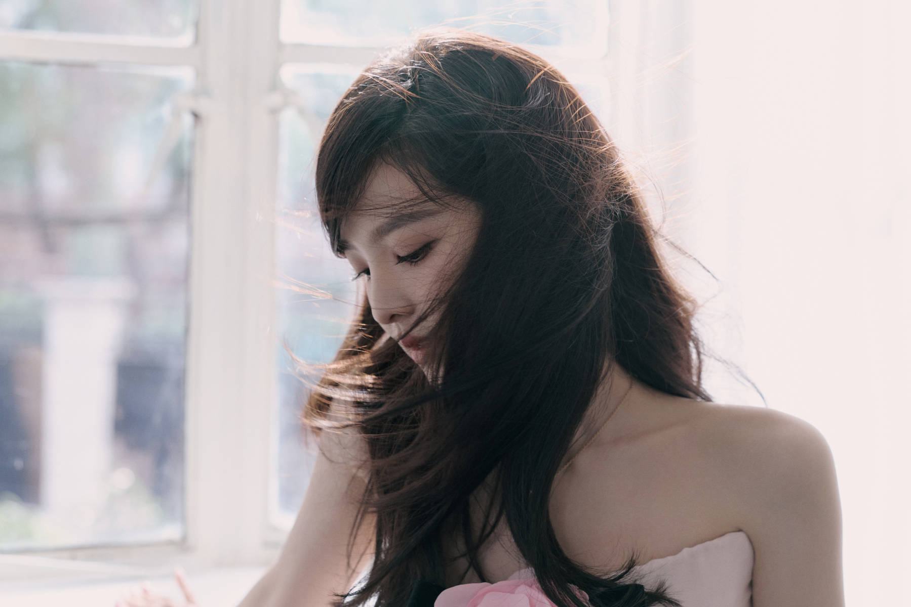 章若楠穿粉抹胸裙明媚娇俏 托脸沉思好似千禧公主