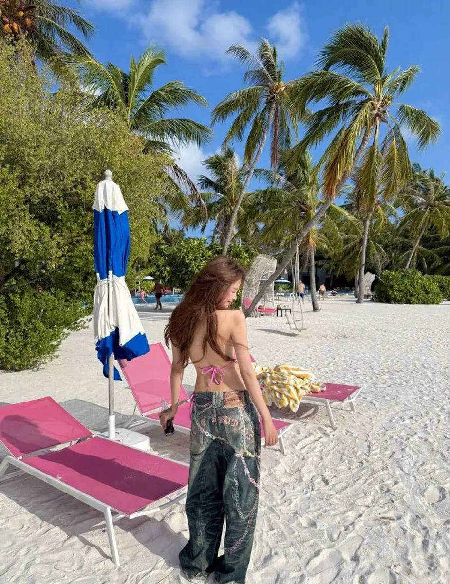 孙怡晒马尔代夫度假照 穿比基尼秀出好身材