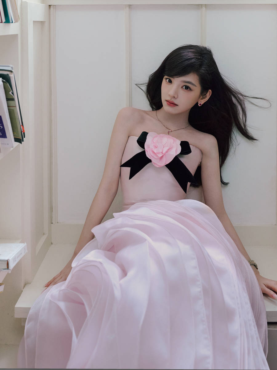 章若楠穿粉抹胸裙明媚娇俏 托脸沉思好似千禧公主