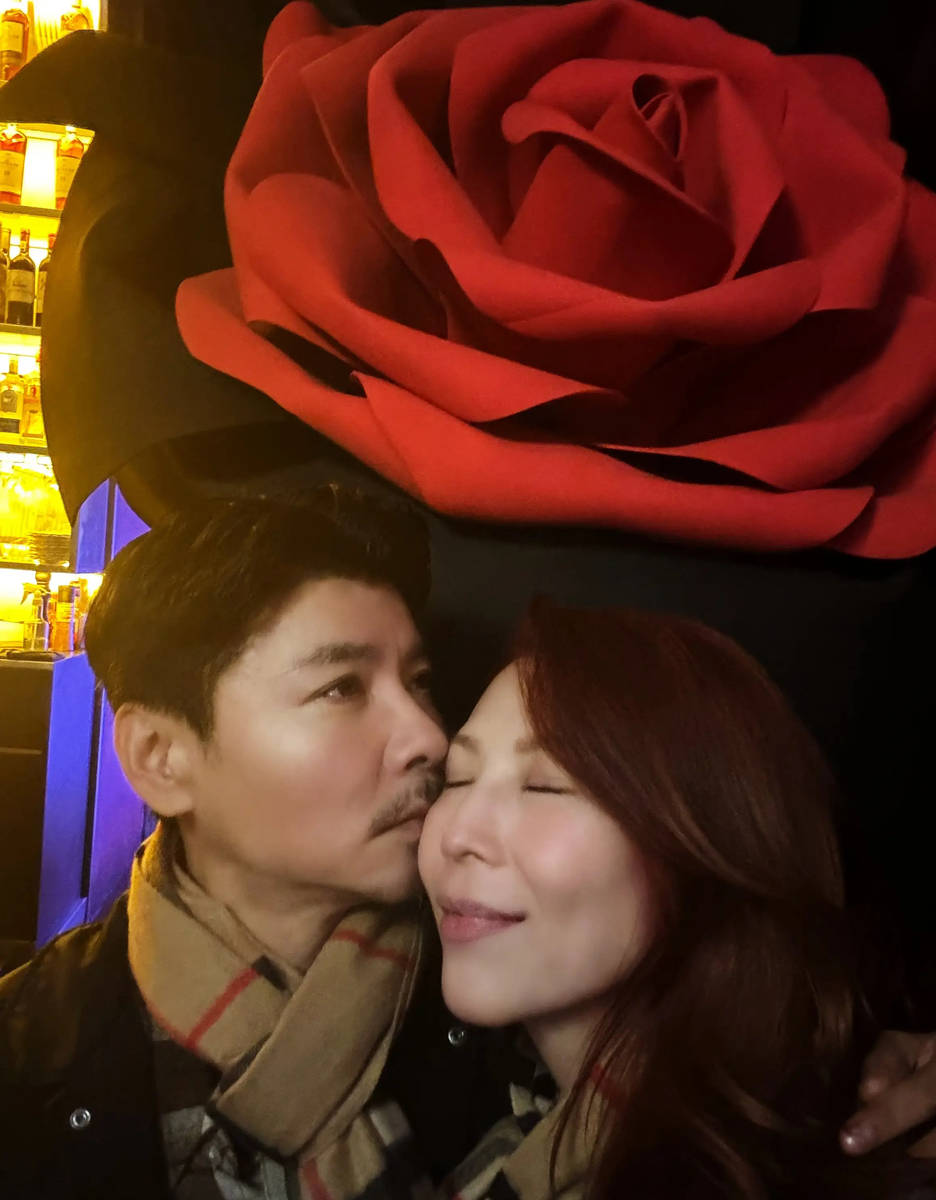 蔡少芬张晋庆祝结婚18周年 两人搞怪亲吻满脸幸福