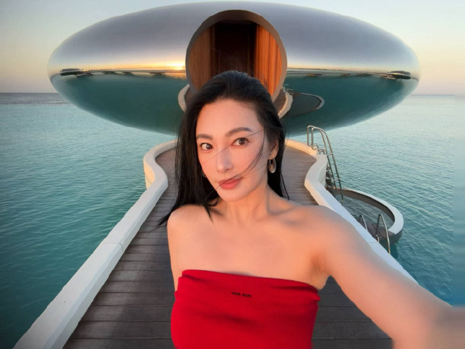 张雨绮身材绝了！晒海边美照秀出曼妙曲线