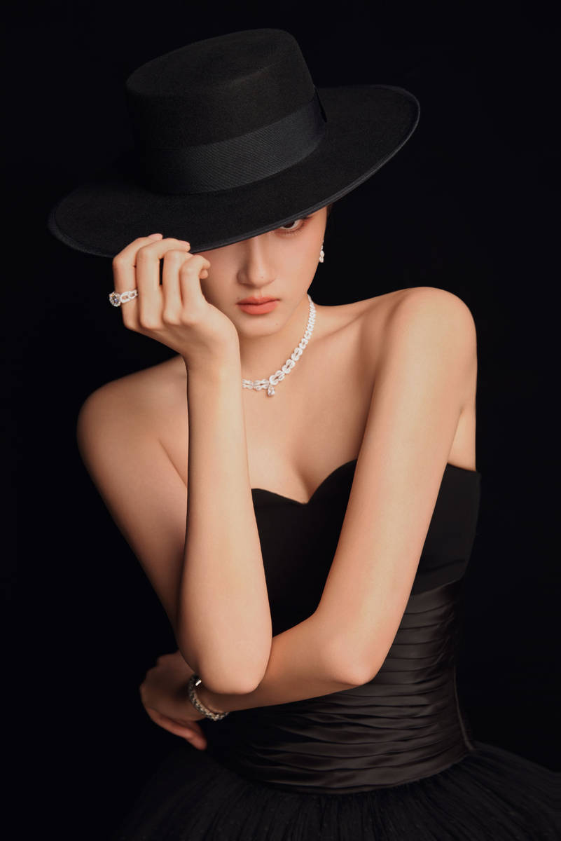 关晓彤穿抹胸纱裙配宽檐黑帽 红唇冷眸优雅又贵气