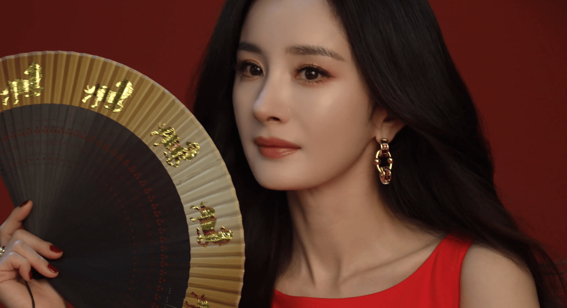 杨幂穿无袖裙明媚动人 双手抱拳送祝福喜气洋洋