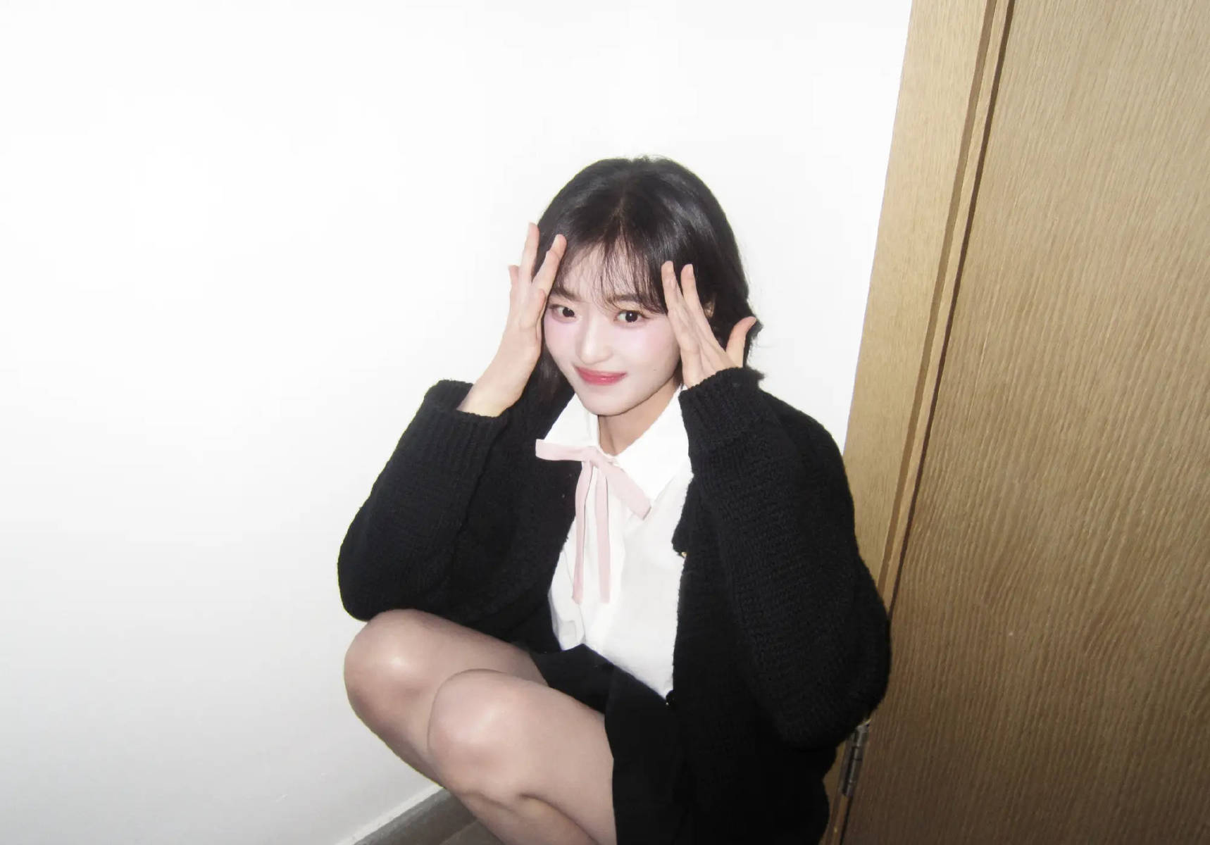 孙千身着黑色针织开衫笑容甜美 闭眼甜笑俏皮元气