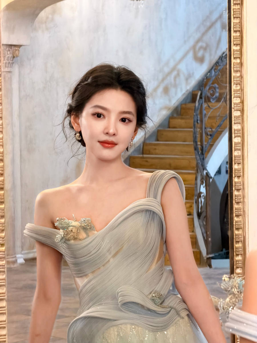 章若楠穿浅蓝水钻礼服清冷神秘 裙摆飞扬灵动梦幻