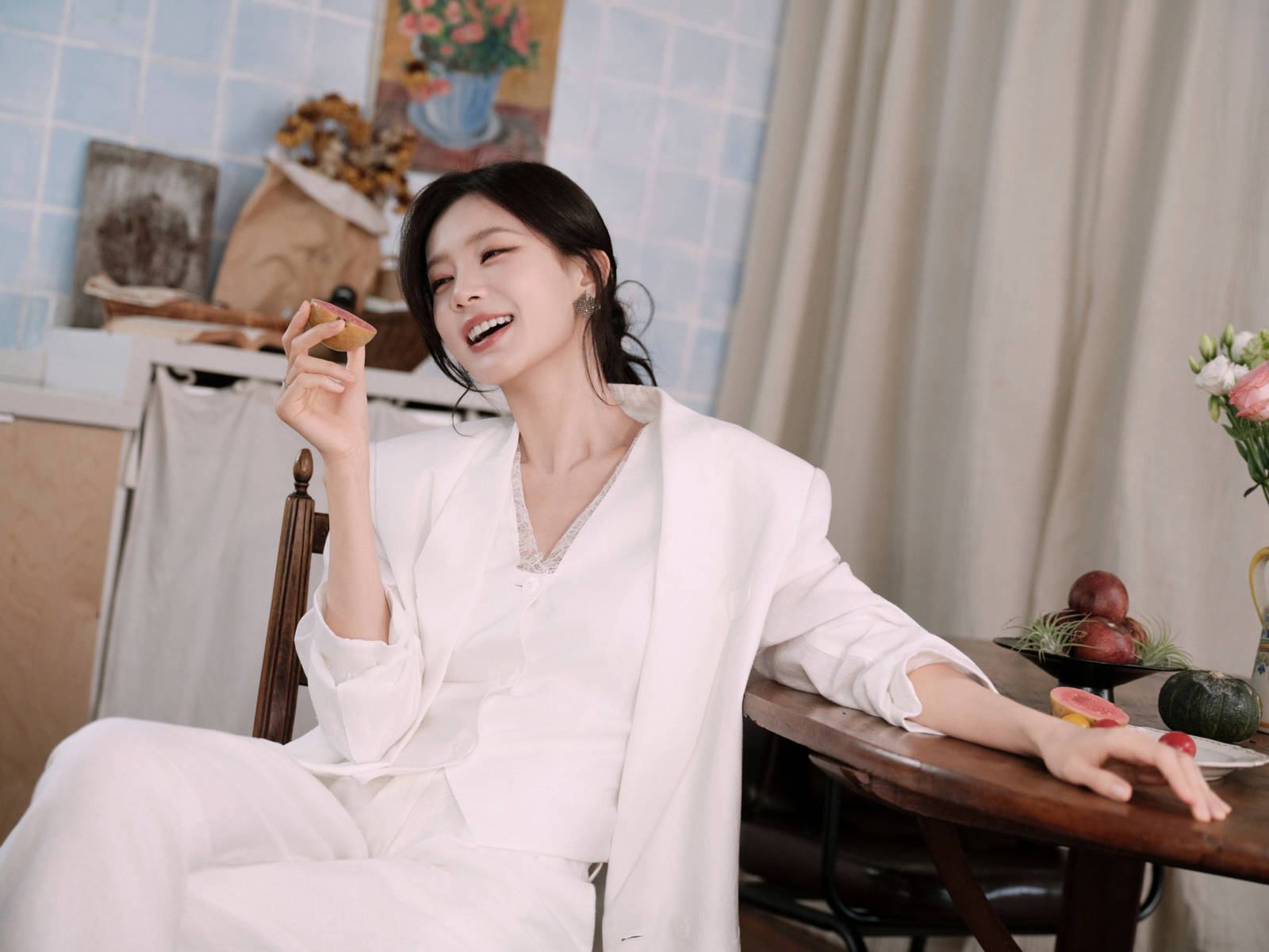 李一桐穿白色西装气质清新温柔 笑容浅浅松弛大方