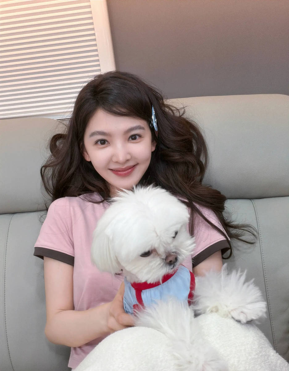 章若楠戴蓝发夹俏皮软萌 穿粉T抱小狗元气又治愈