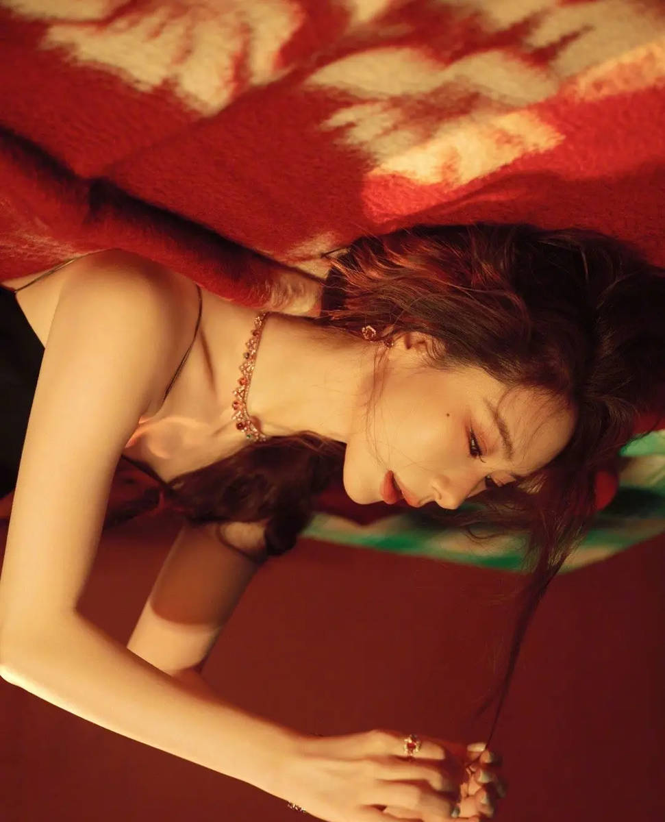 戚薇穿黑吊带勾勒精致肩颈 波浪卷发尽显港风魅惑