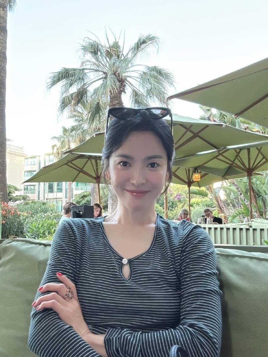 越素越美丽！宋慧乔晒美照清冷感扑面而来