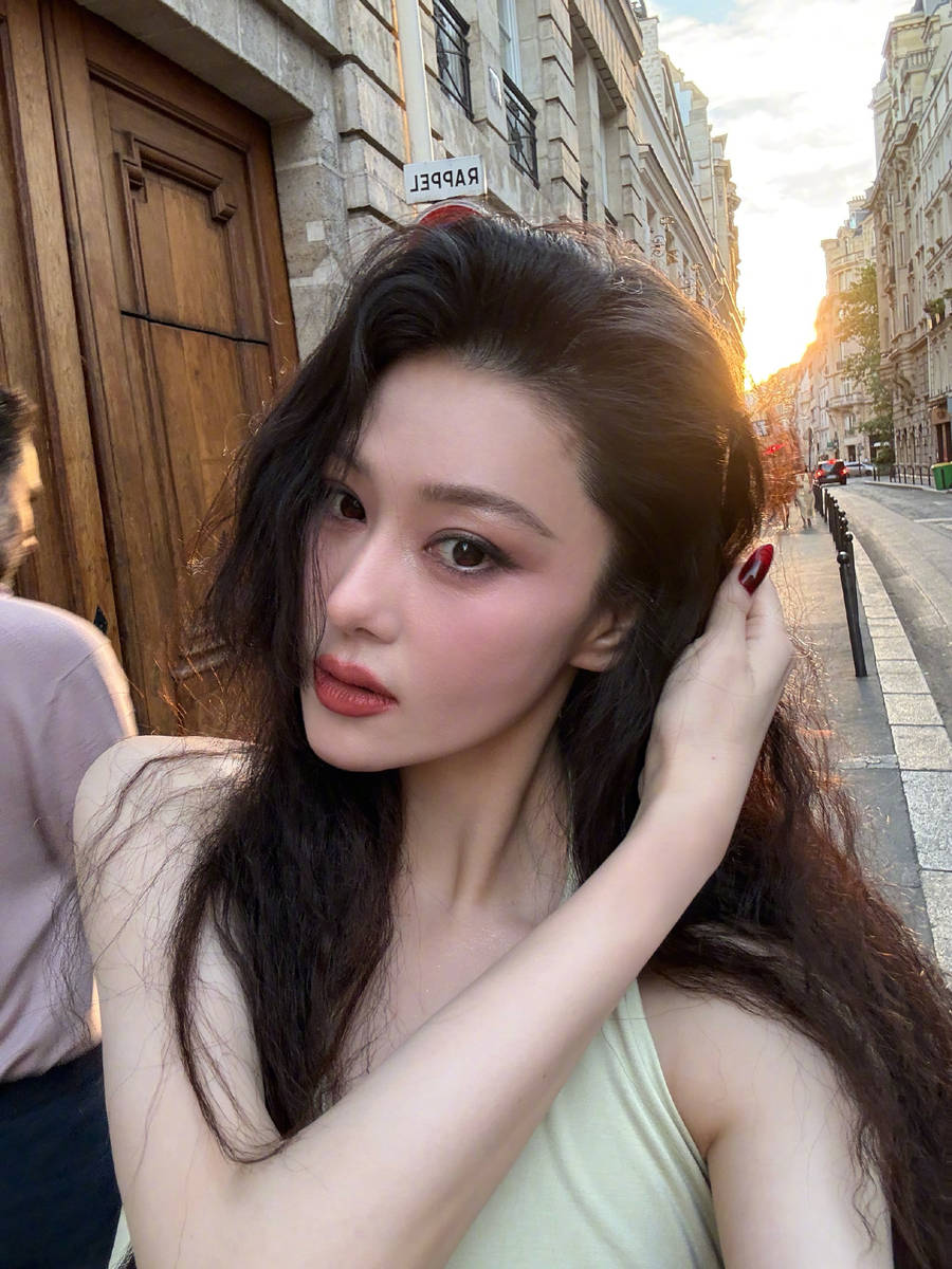 张馨予晒巴黎街拍美照 穿淡绿长裙清新靓丽身材好
