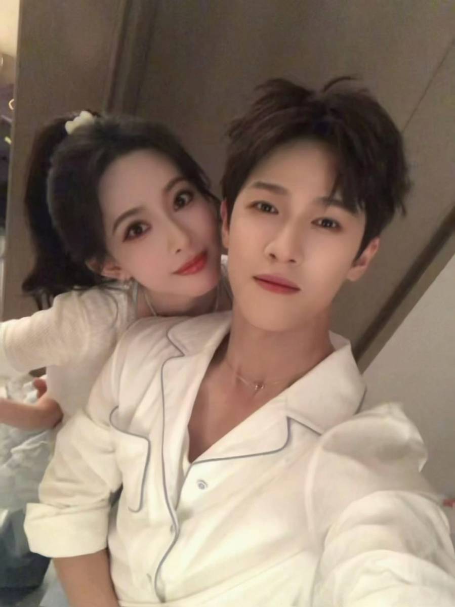 孟子义李昀锐居家情侣自拍 亲昵甜蜜氛围感十足