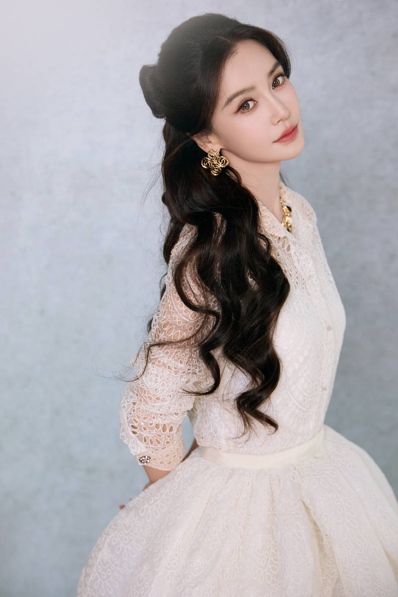 杨颖穿白色蕾丝裙清纯优雅 身材苗条纤细美腿吸睛