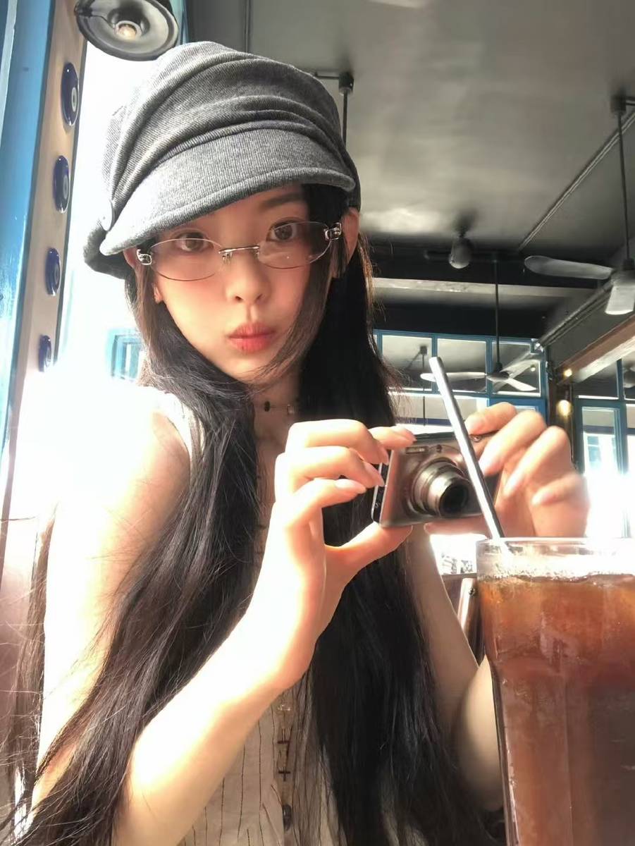 杨超越晒素颜自拍照 皮肤清透体态挺拔松弛又鲜活