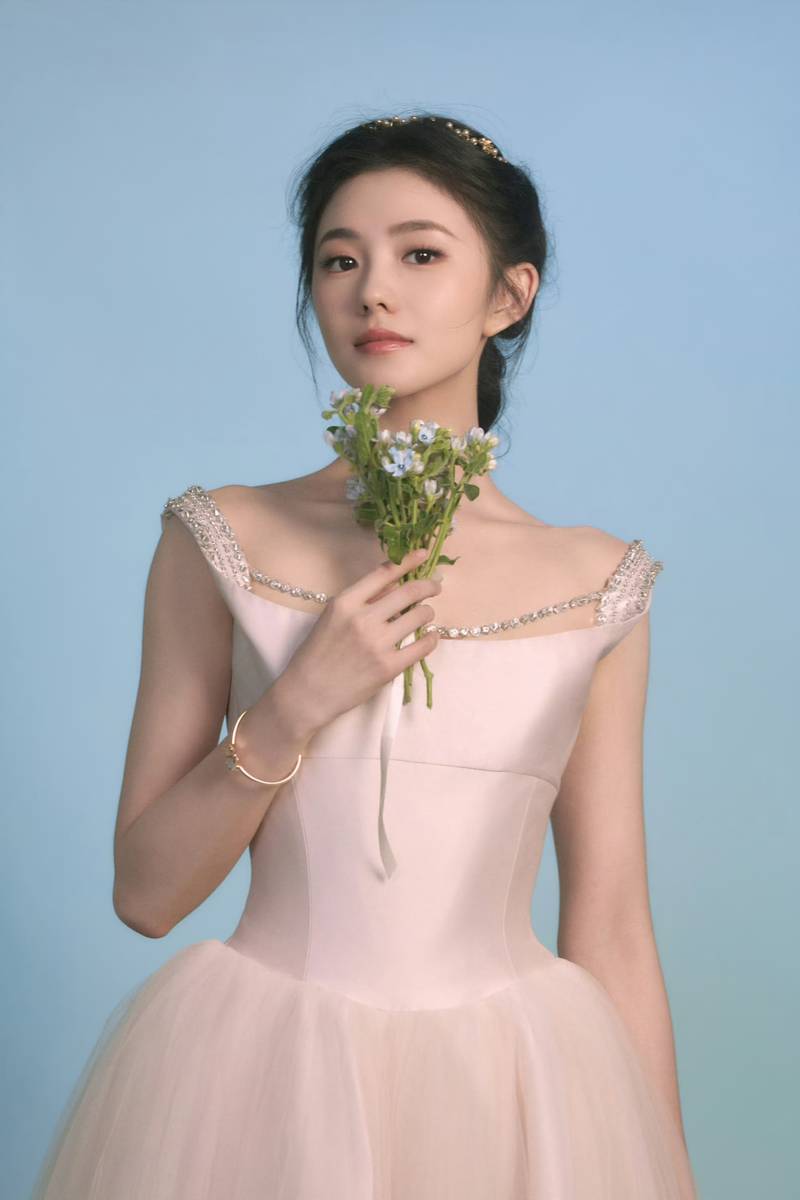 刘浩存穿蓬蓬裙戴珍珠发箍 温柔灵动少女感拉满