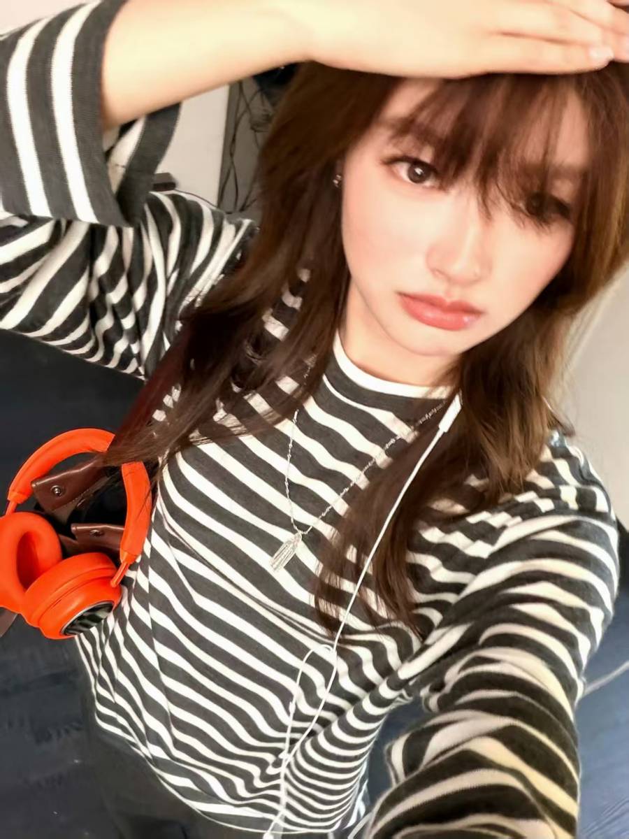 徐若晗穿条纹衫 齐刘海造型元气软萌少女感拉满