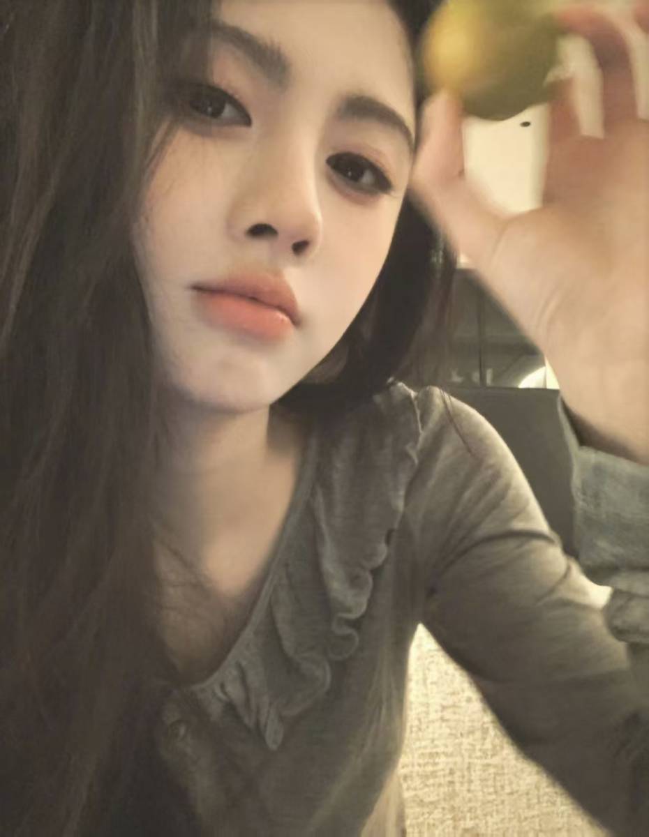 鞠婧祎晒日常随拍照 灰衫穿搭柔婉清冷氛围感拉满